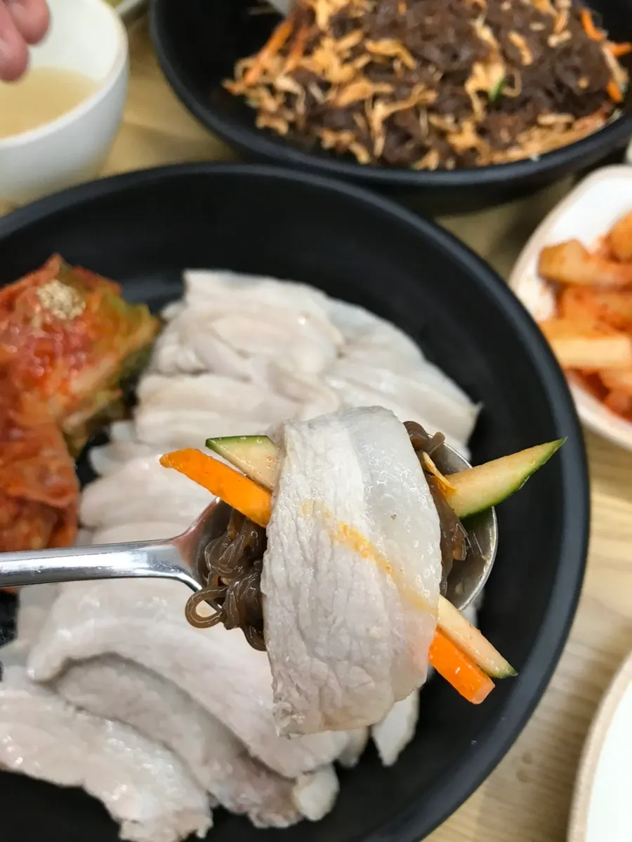 涼拌麵與菜包肉一起包著吃