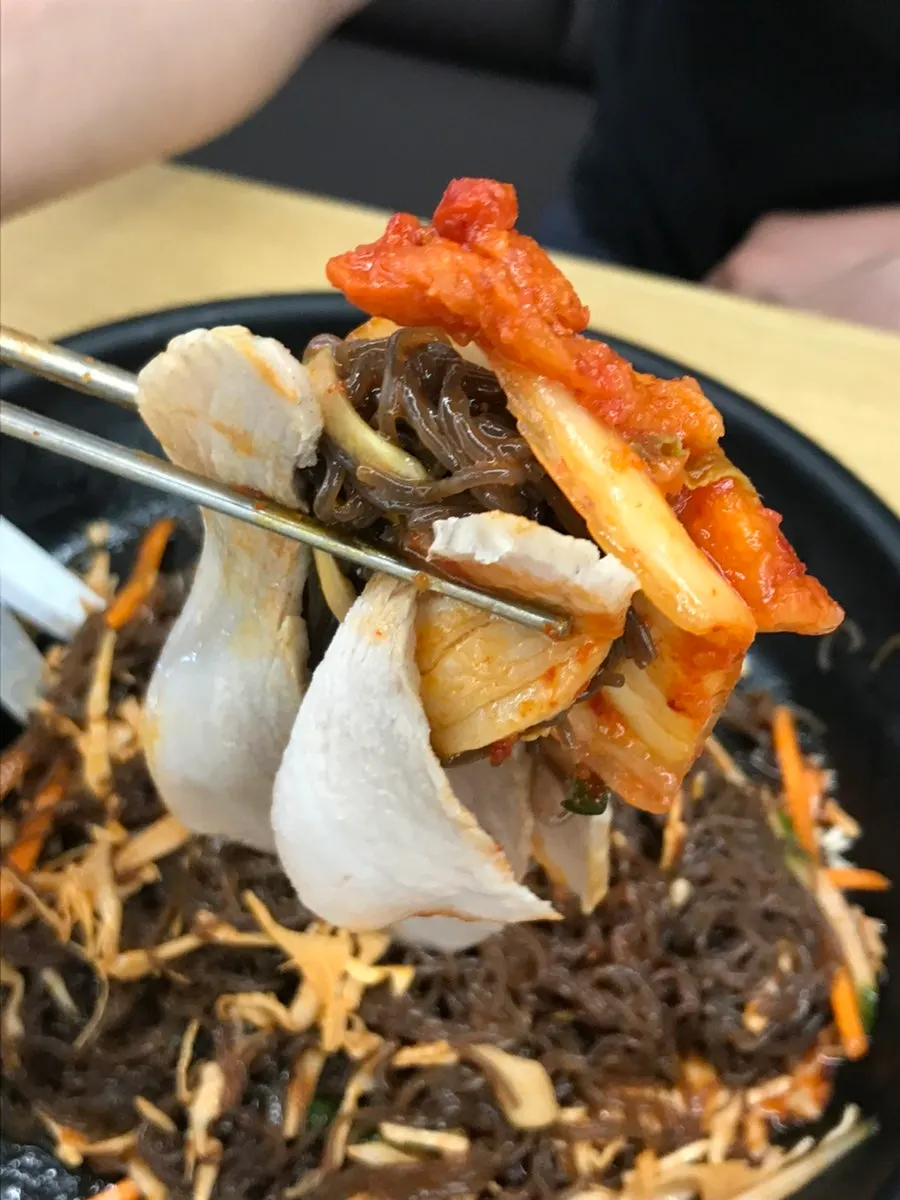 快吃完的菜包肉大份餐盤