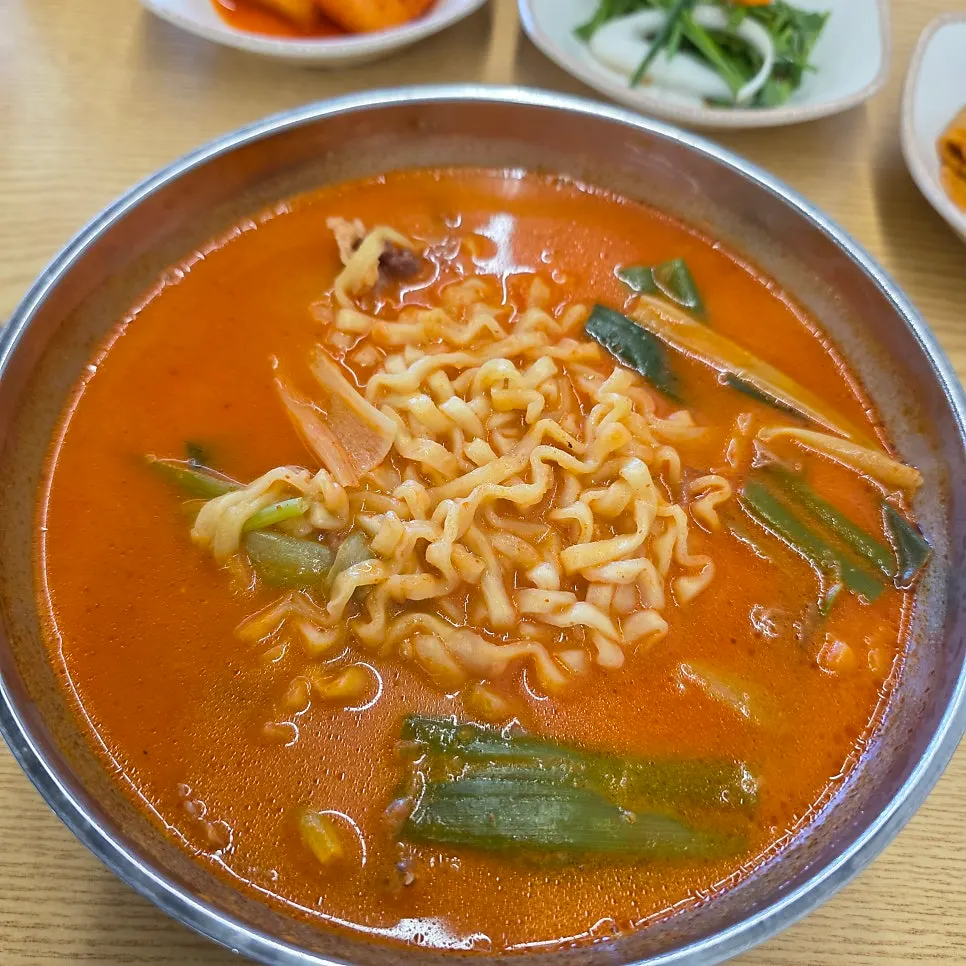 스텐 대접에 담겨 나온 차돌육개장