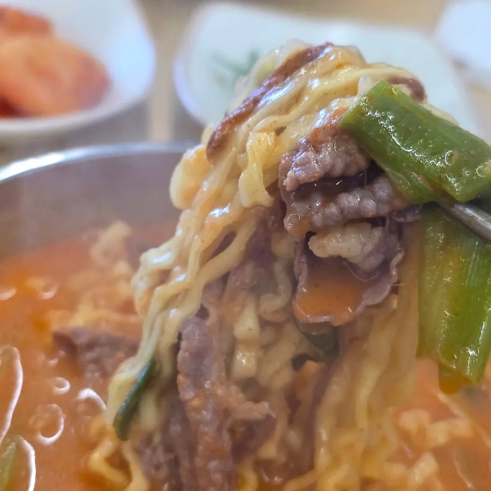붉은 국물과 대파가 올라간 차돌육개장