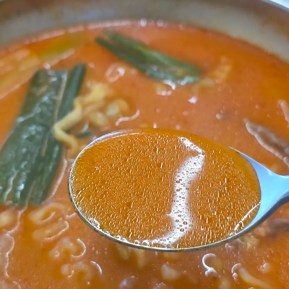 꼬불꼬불한 면발이 담긴 차돌육칼국수