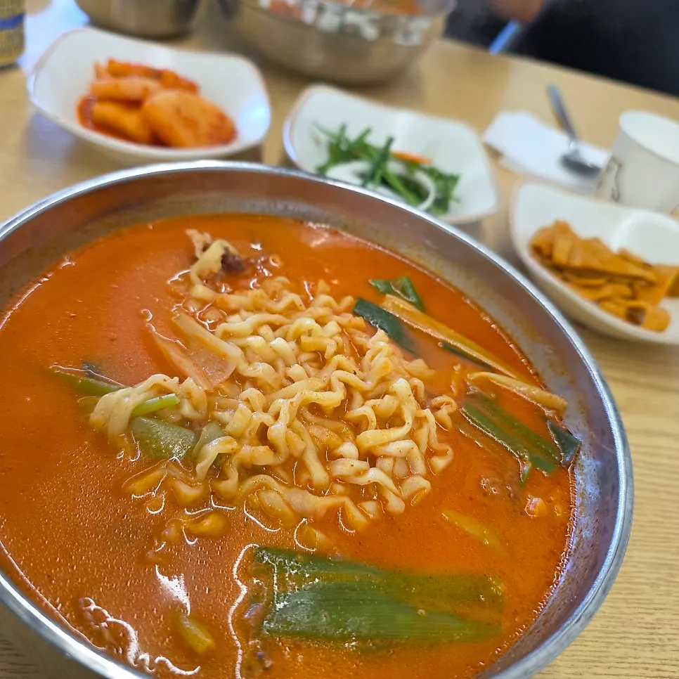 식사를 마친 육대장 천안백석점 테이블