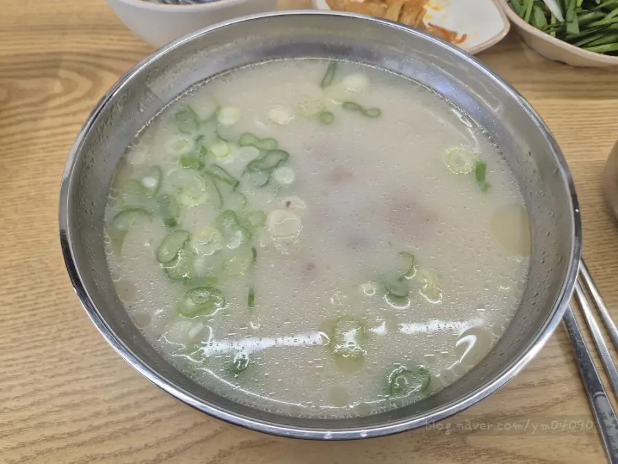고기와 당면이 푸짐한 양지설렁탕 한 그릇