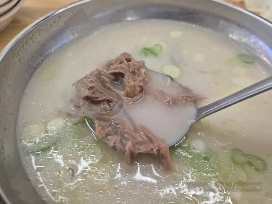 진하게 우러난 설렁탕 국물