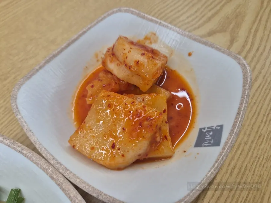 기본 밑반찬 어묵볶음과 부추양념, 석박지