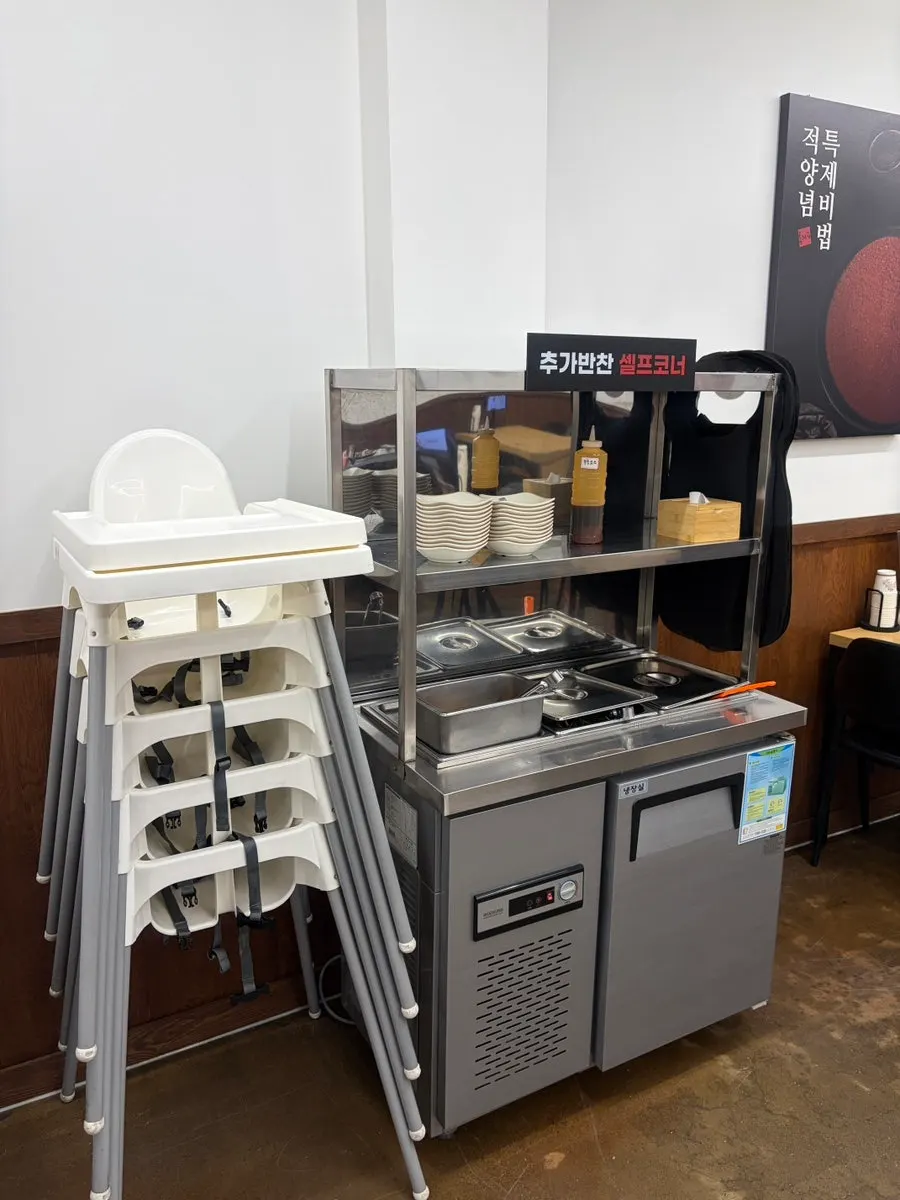 식기류와 밑반찬이 놓인 셀프바