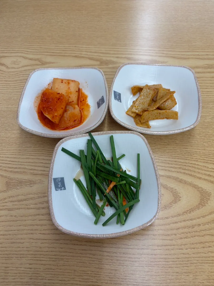 셀프바에 놓인 밑반찬 통