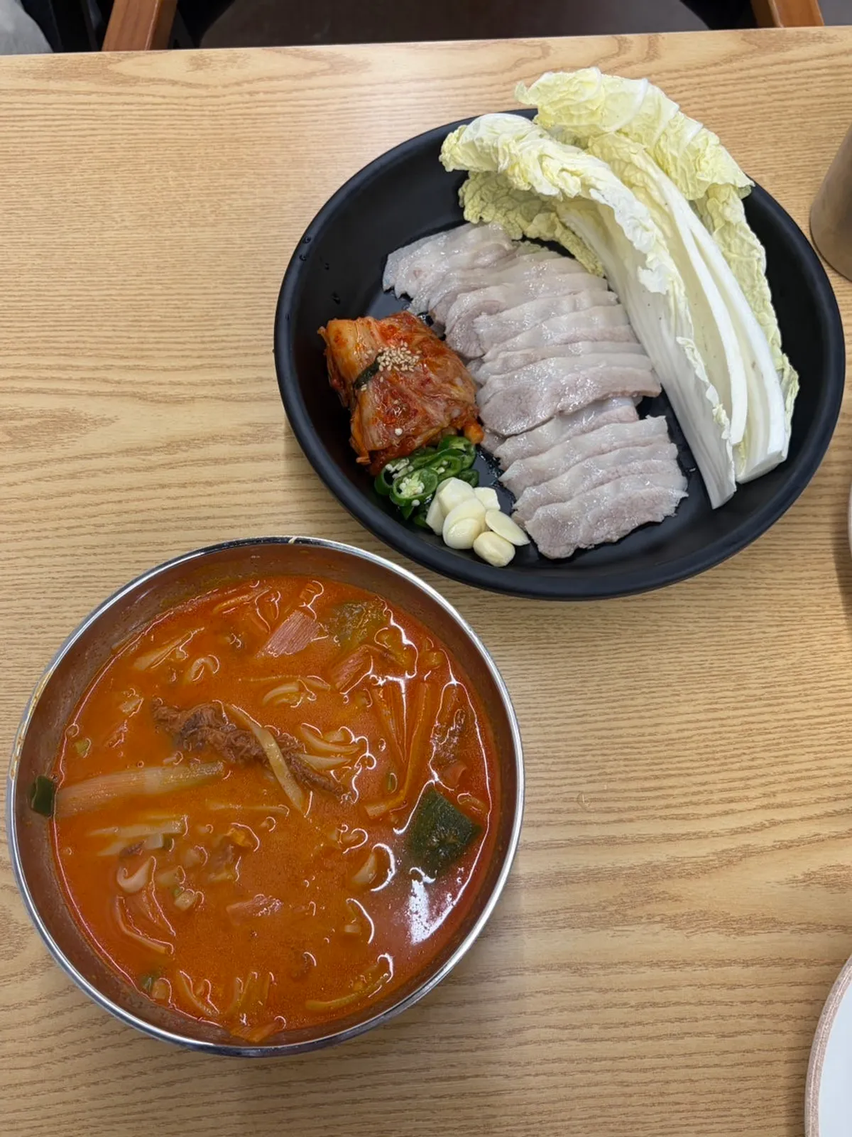 생육칼면과 가브리살보쌈한판 상차림