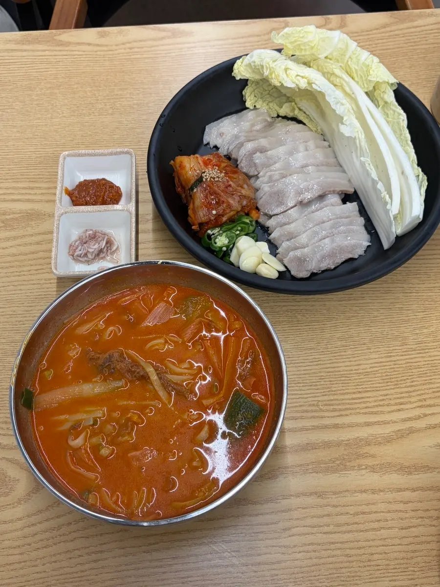 육수 가득한 생육칼면 한 그릇