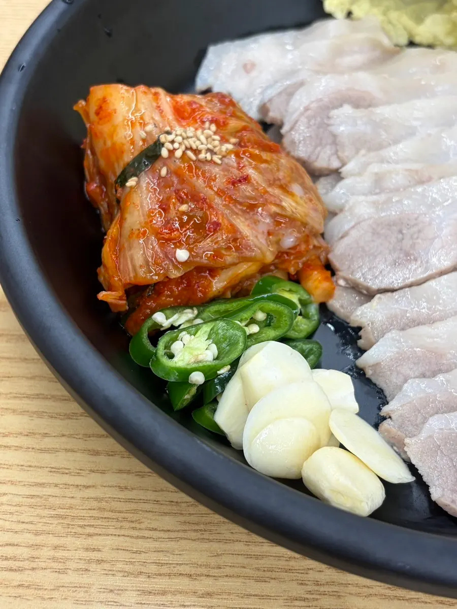 배추와 배추김치가 곁들여진 보쌈 구성