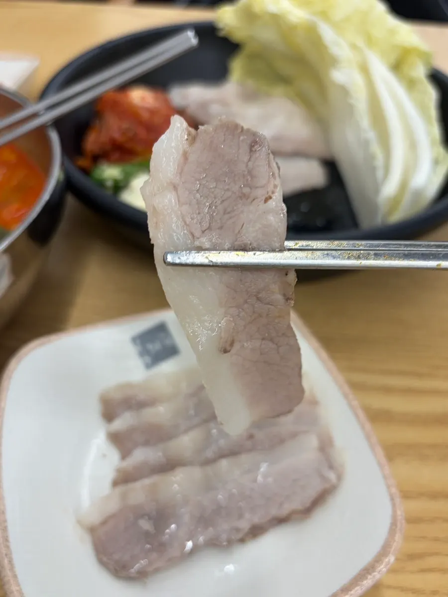 윤기 도는 가브리살 수육