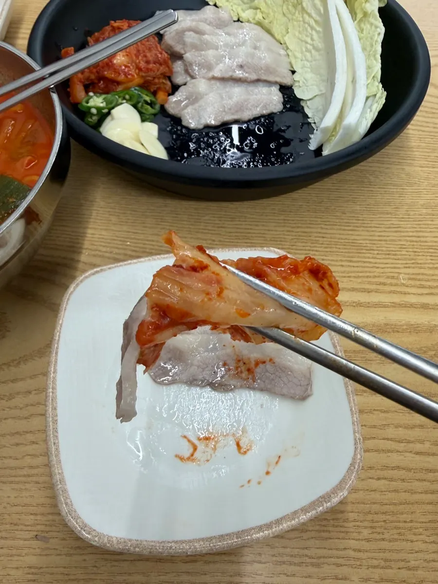 김치에 올린 가브리살 한 점