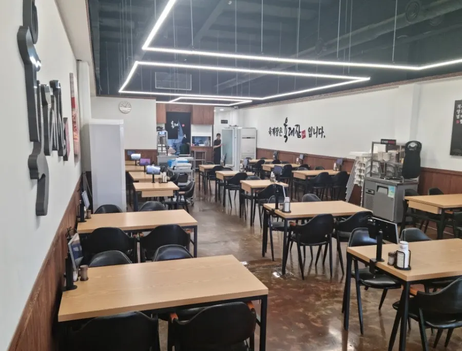 Rectangular table layout inside Yukdaejang Cheonan Baekseok Branch