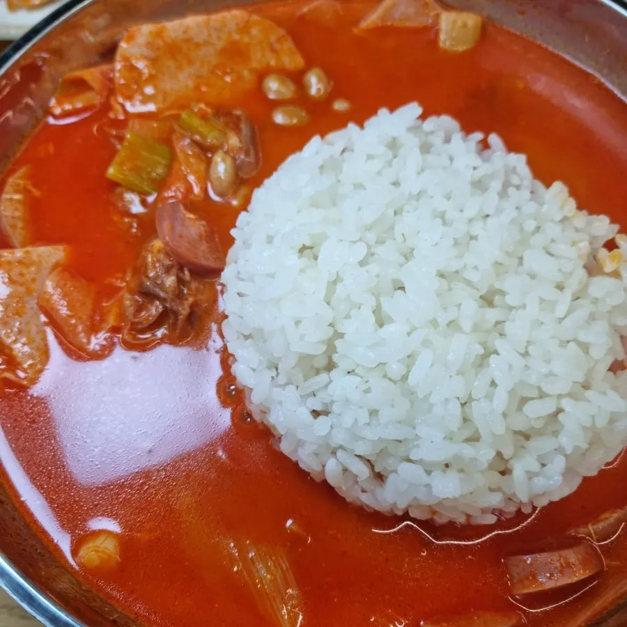 A bowl of yukgaejang eaten with sarie added