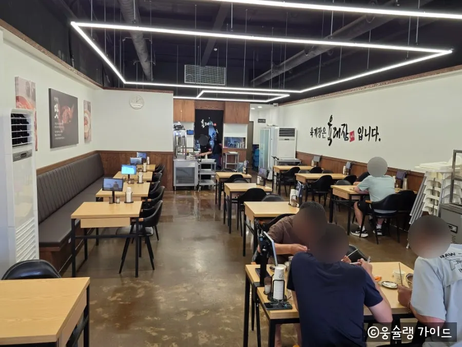 Clean interior seating at Yukdaejang Cheonan Baekseok Branch