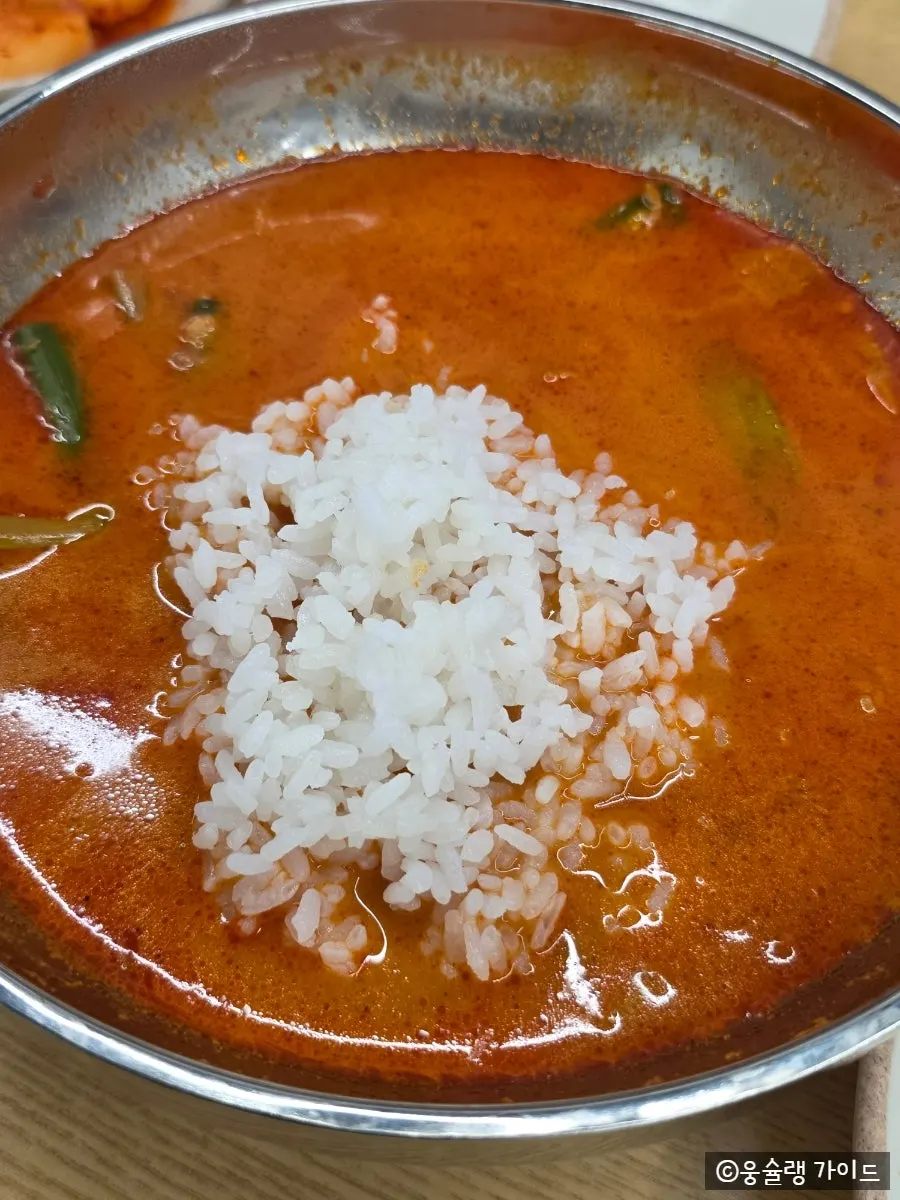 A spoonful of rice mixed into the yukgaejang broth