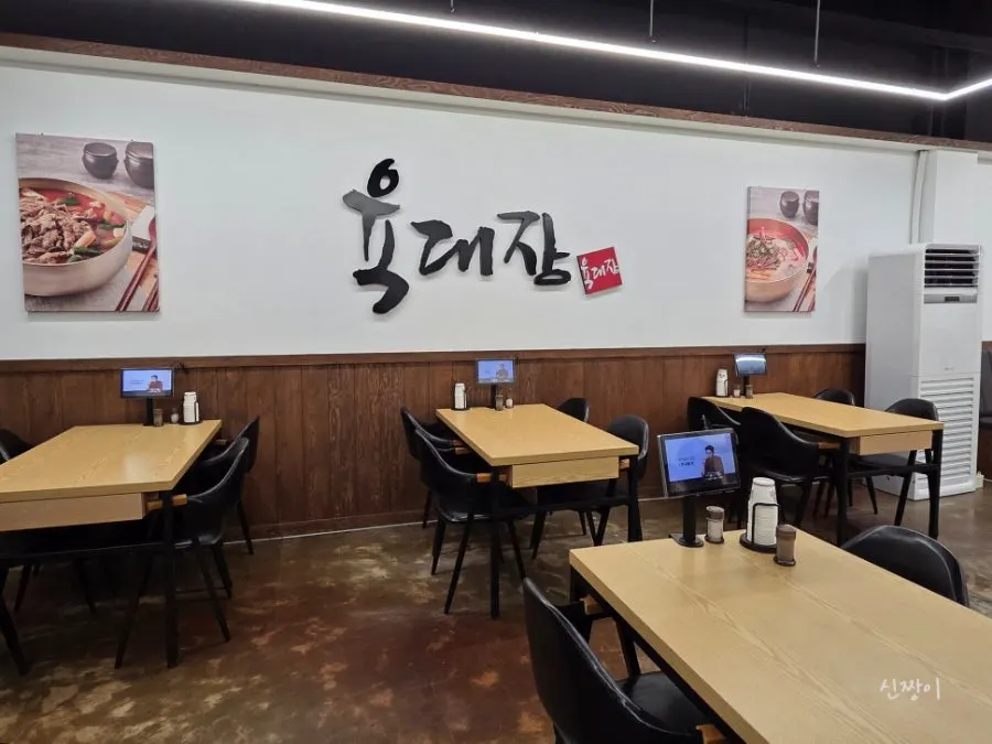 2인석과 4인석이 놓인 매장 홀