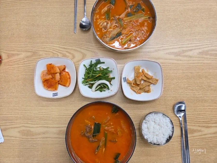 테이블에 차려진 육개장 상차림