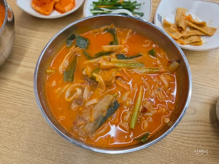 김이 오르는 육개장 한 그릇