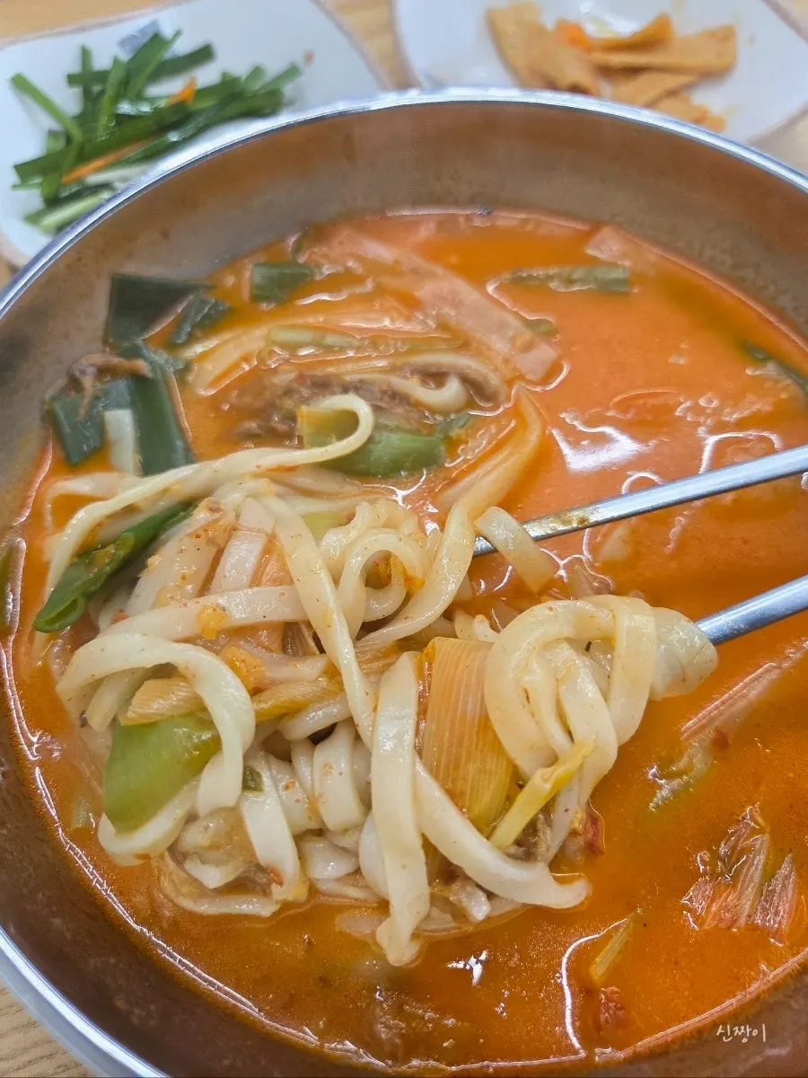 불생육칼면 뚝배기 클로즈업