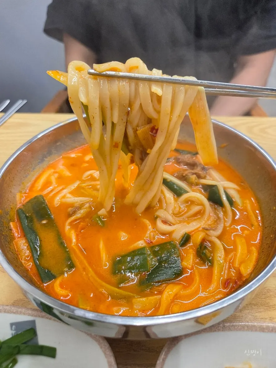 젓가락으로 건져 올린 생면