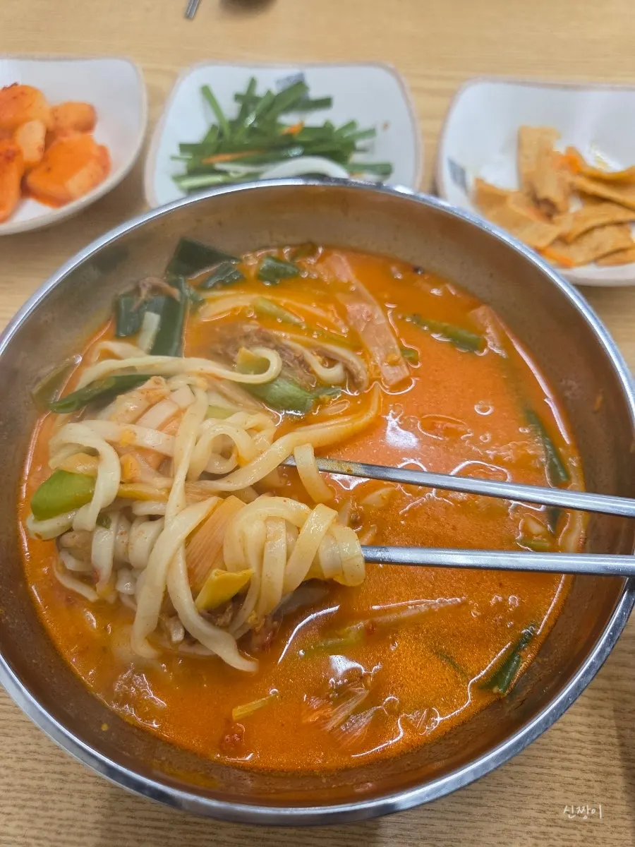 쫄깃한 생면과 붉은 국물