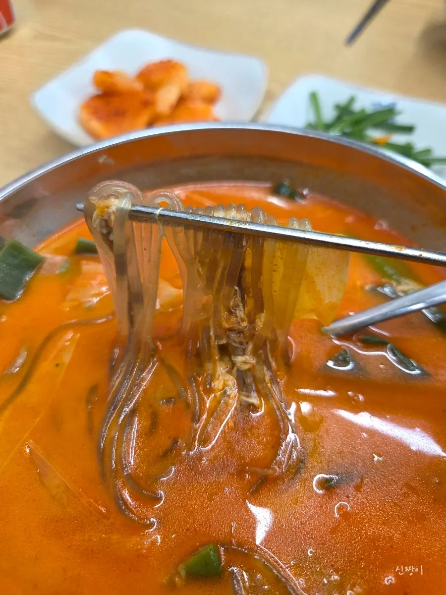 양지와 당면이 들어간 전통육개장 속