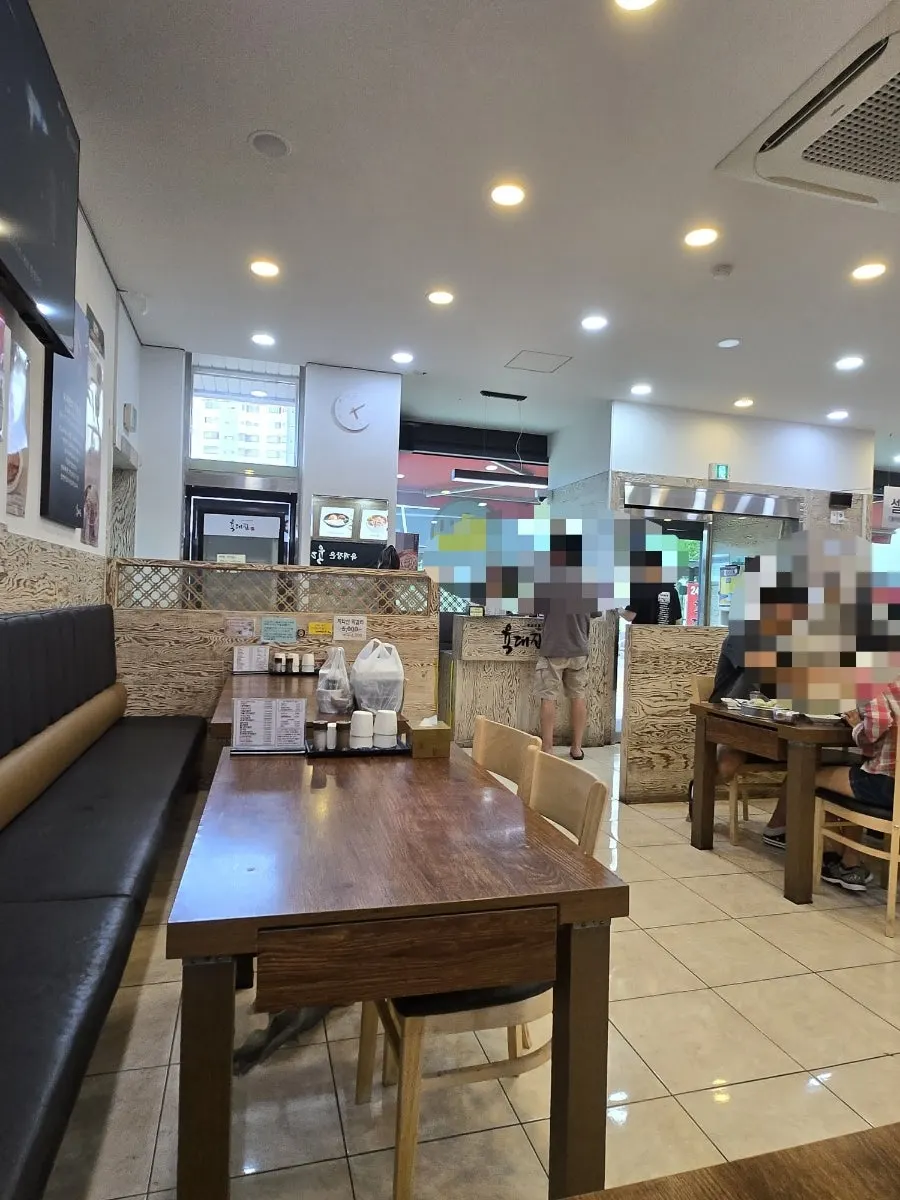 Tables inside the 2nd-floor Yukdaejang dining room