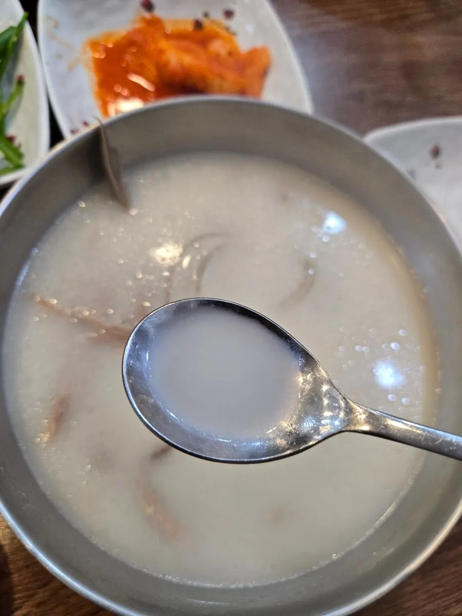 Milky broth of the kids' seolleongtang