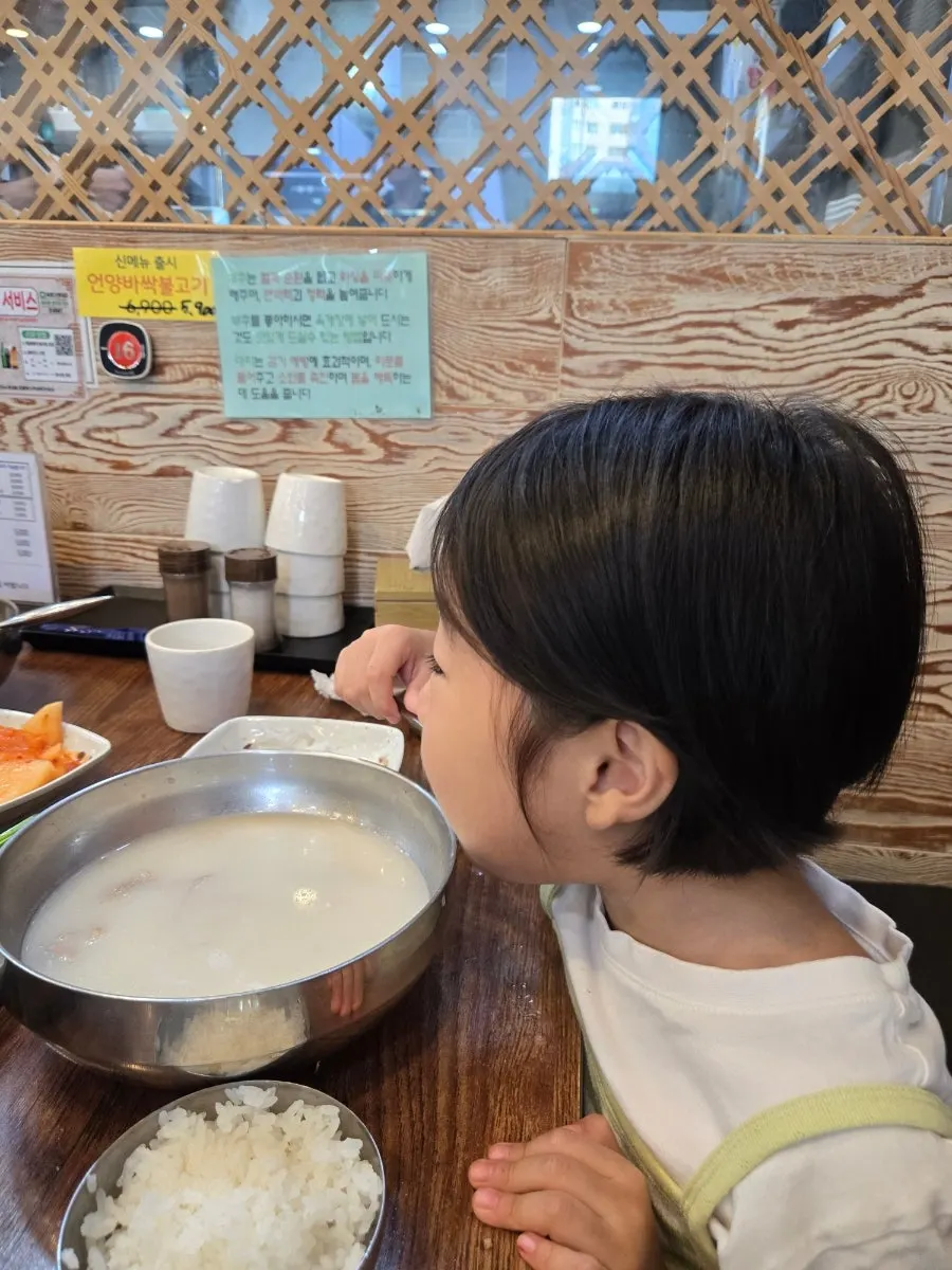 Empty seolleongtang and rice bowls after the child finished eating