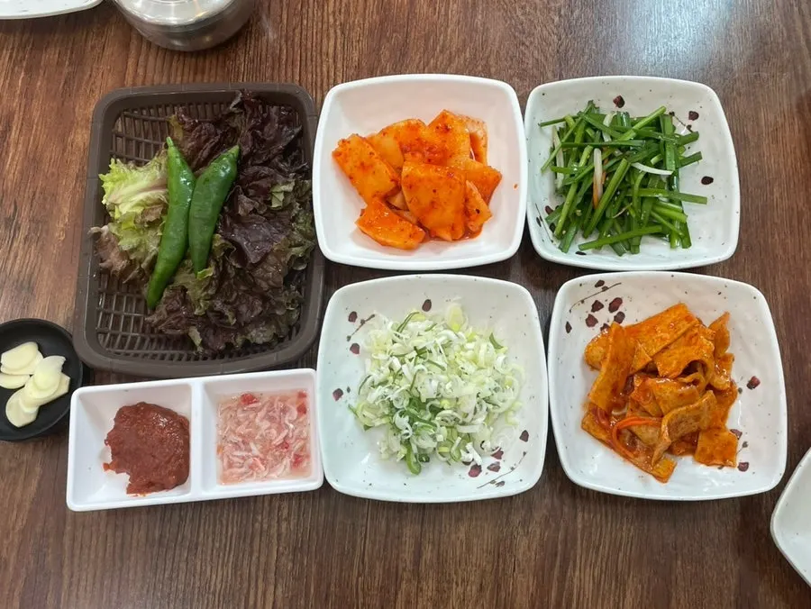 상에 차려진 기본 찬