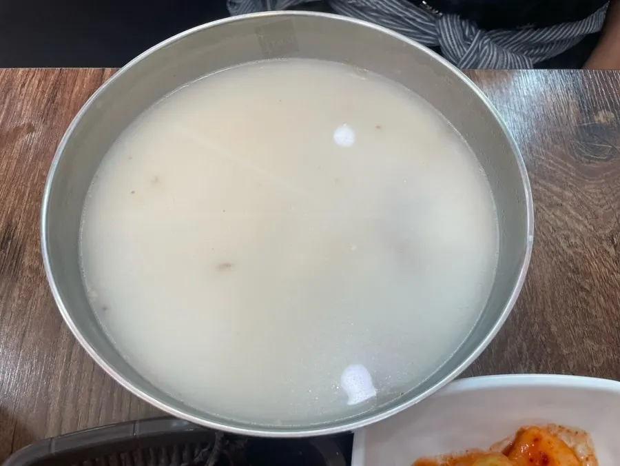 육개장, 육칼면, 설렁탕, 한방보쌈이 차려진 한상