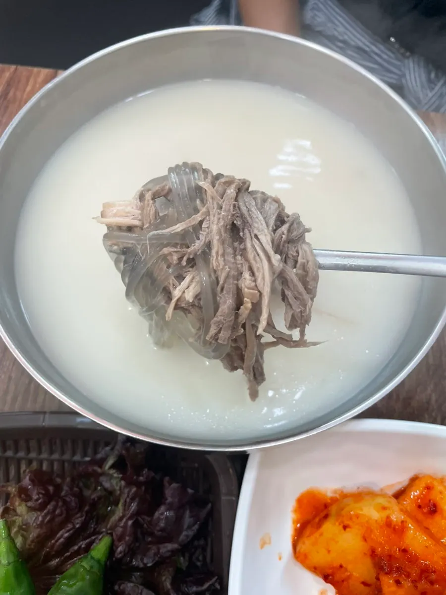 뽀얀 국물의 양지설렁탕 한 뚝배기