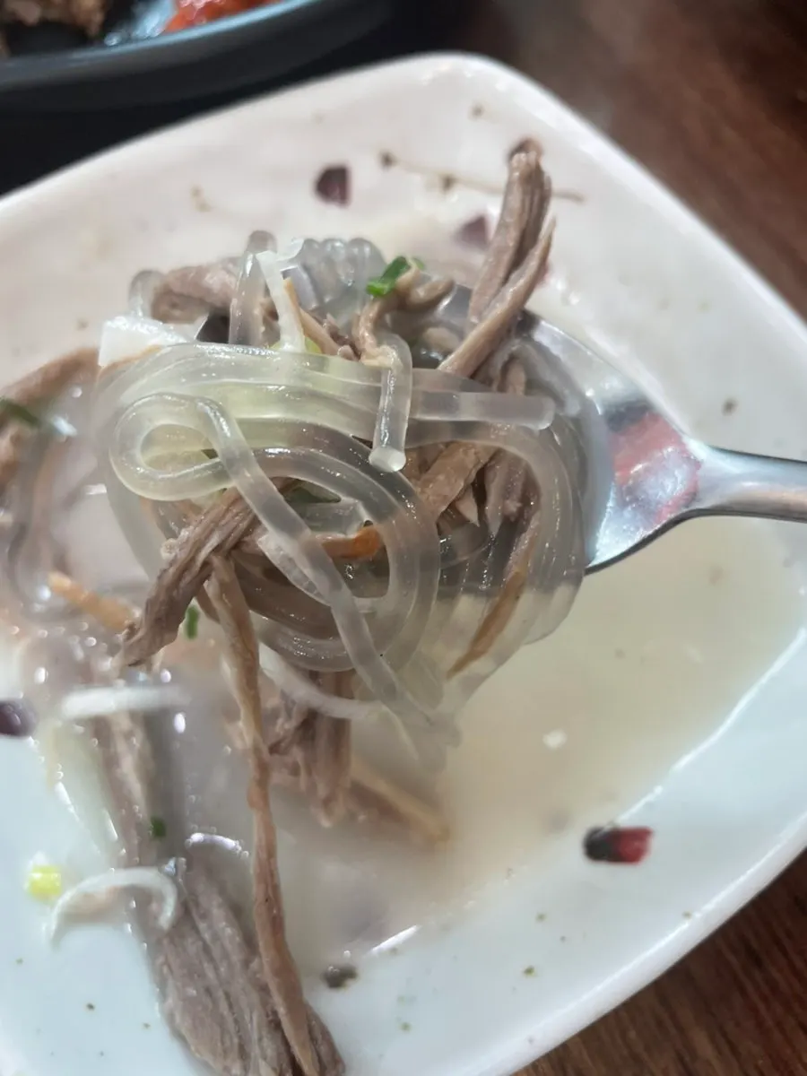 대파와 후추로 간을 한 양지설렁탕