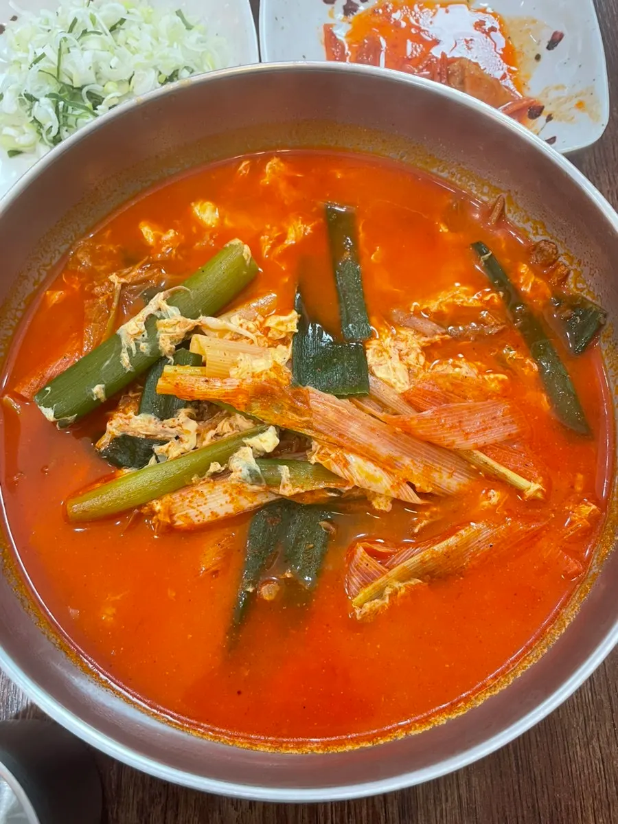 밥을 말아 먹는 양지설렁탕 한 숟갈