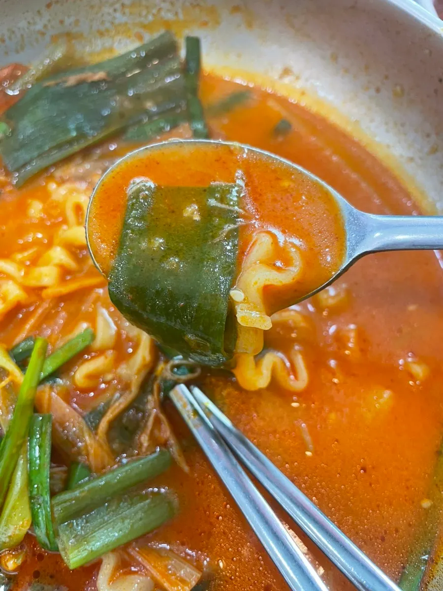 꼬불꼬불한 면발의 육칼면과 미니 공기밥