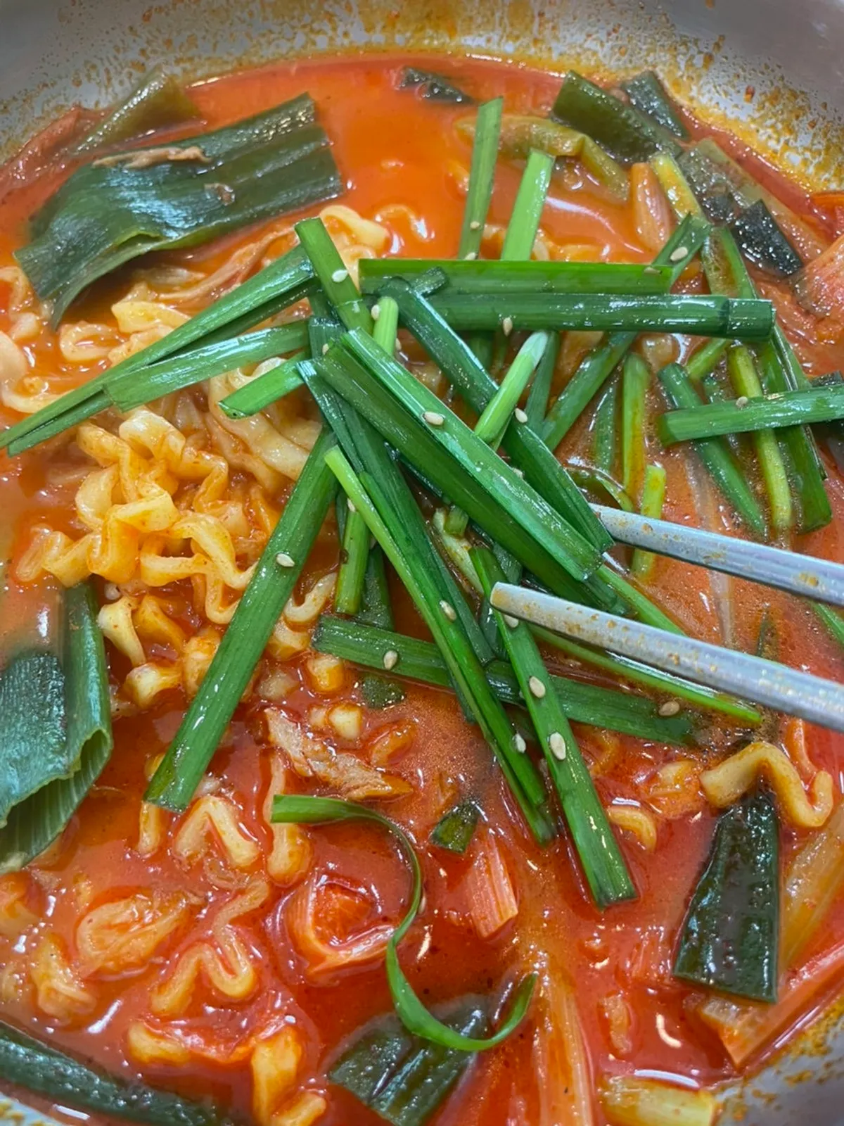 얼큰한 국물이 배어든 육칼면 면발