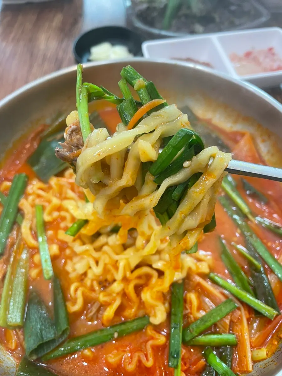 부추무침을 올린 육칼면