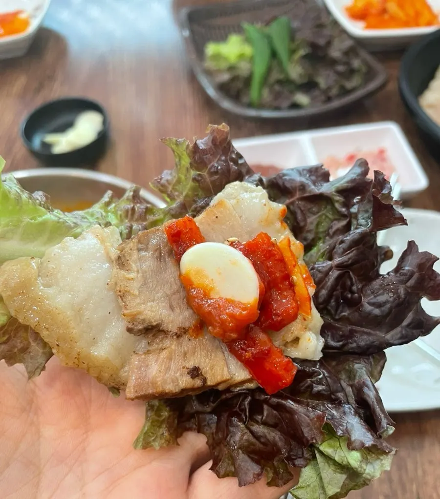 무채무침과 김치가 함께 나온 한방보쌈 한판