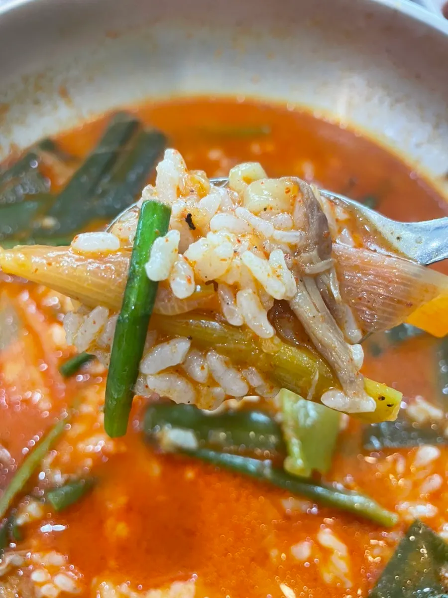 육칼면 국물에 미니 공기밥을 말은 모습