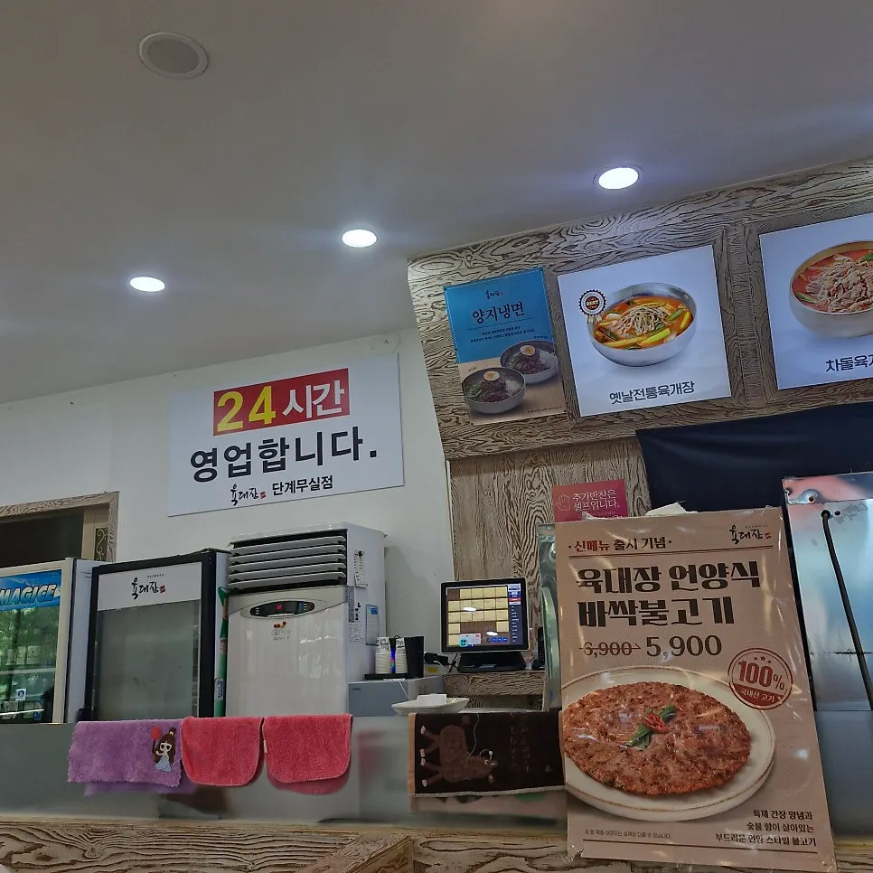 여유로운 테이블 배치의 매장 내부 모습