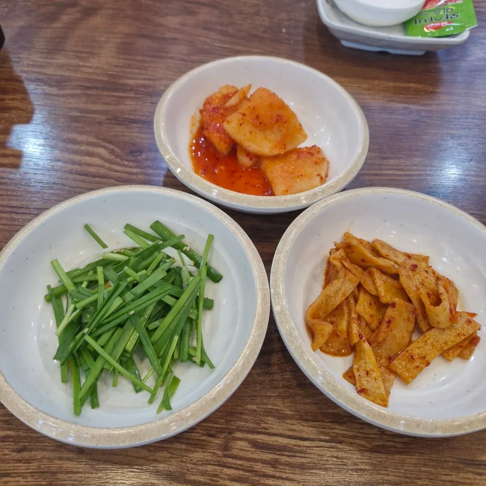 정갈하게 차려진 기본 밑반찬