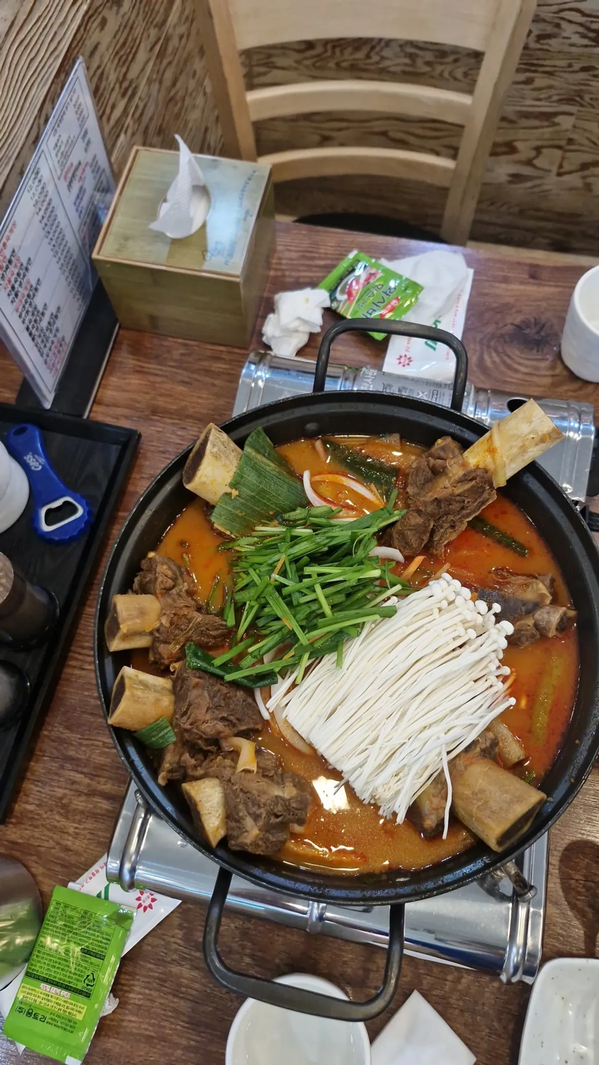 대파와 고기가 푸짐하게 올라간 차돌육개장 한 그릇
