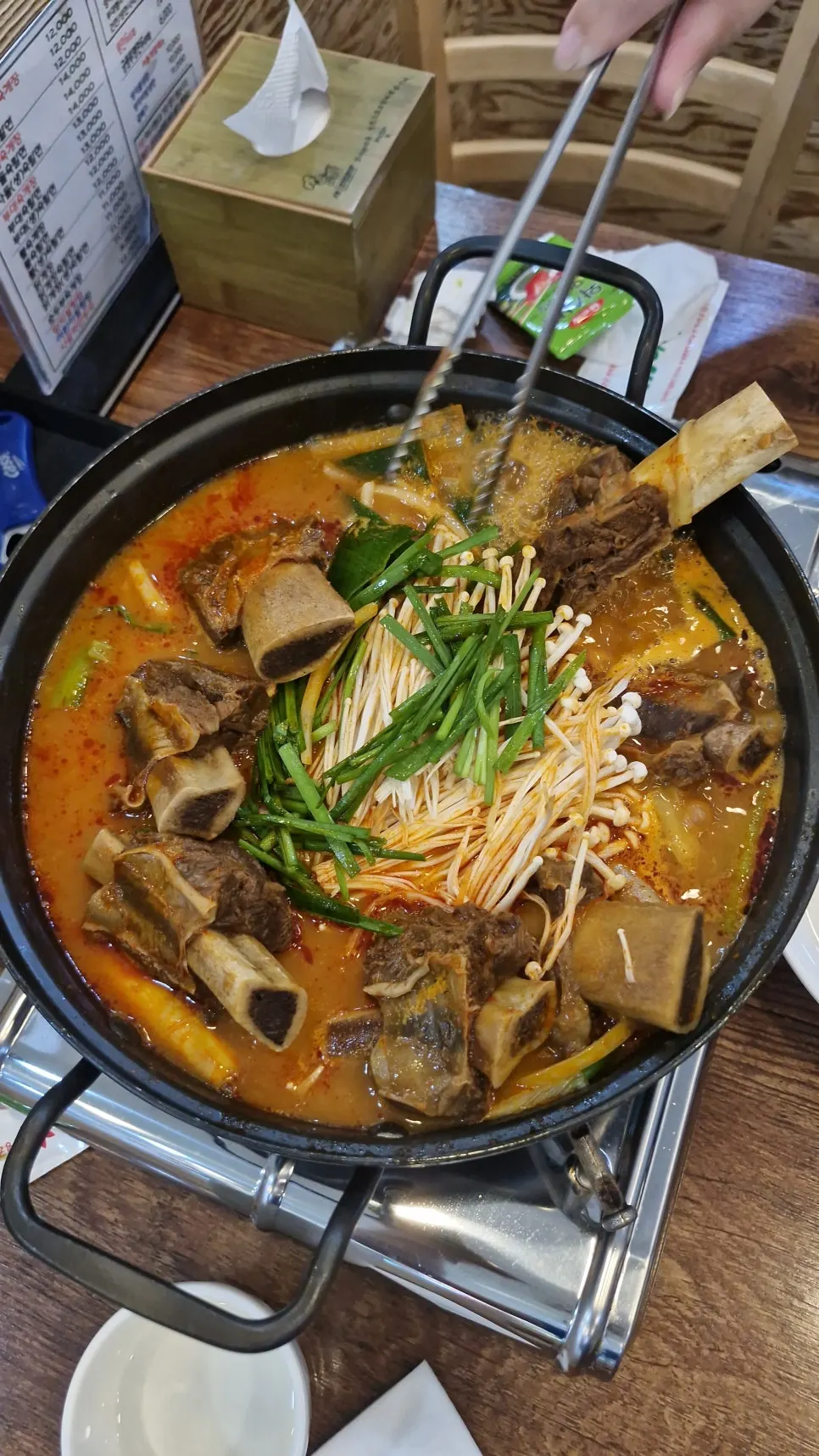육개장 속 차돌박이와 양지고기 건더기