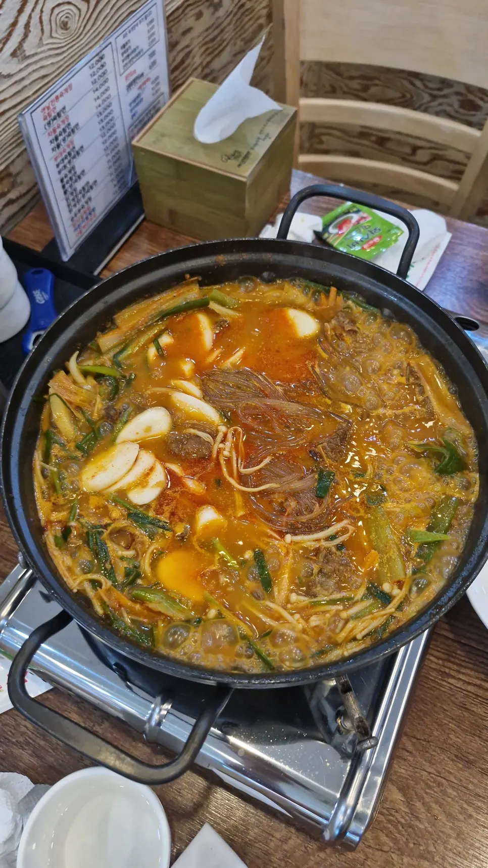 푸짐하게 담긴 대장소갈비찜 한 냄비