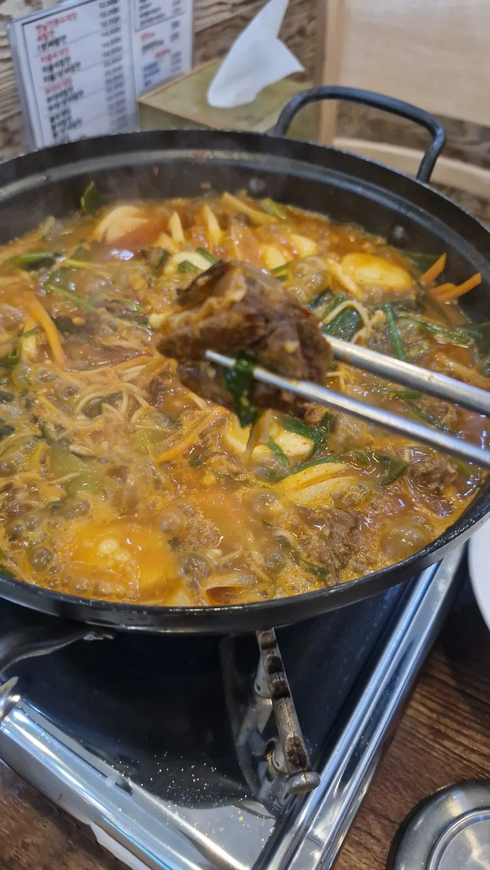 양념이 배어든 당면과 떡 사리