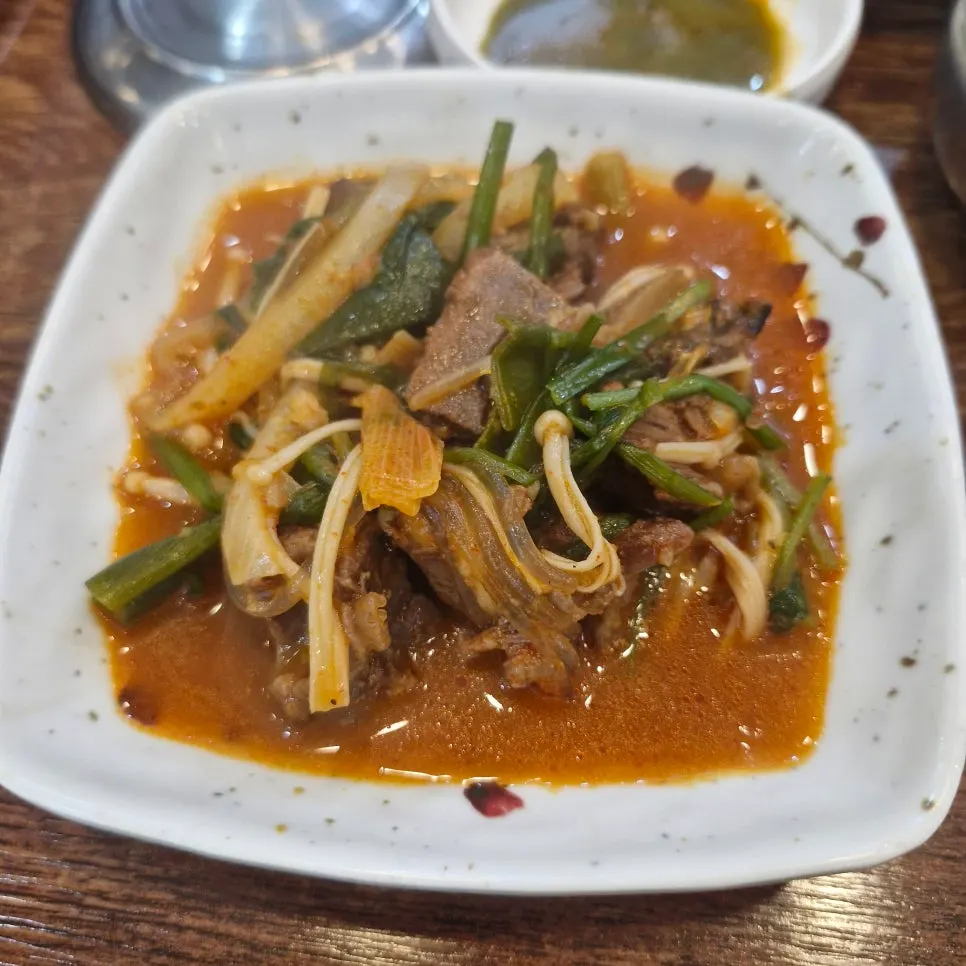 약불에서 자작하게 졸여지는 갈비찜