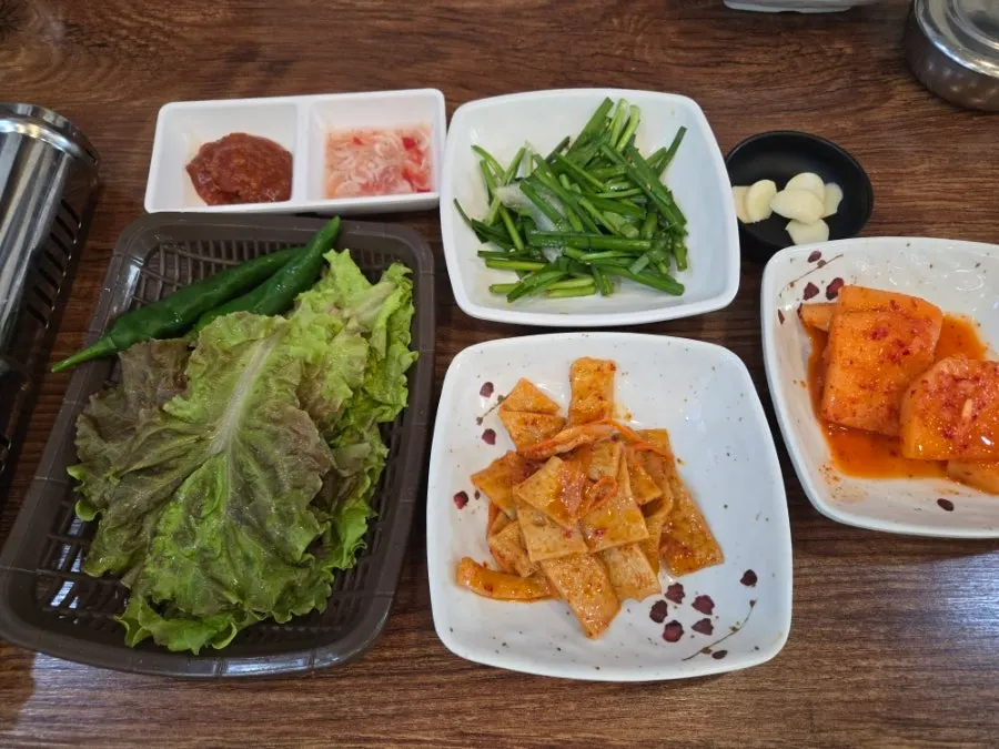 Basic side dish setup at Yukdaejang Dangye Musil-jeom