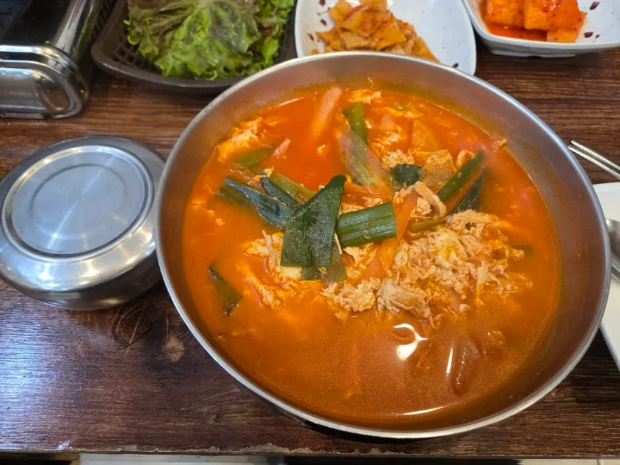 A bowl of chicken gukbap at Yukdaejang Dangye Musil-jeom