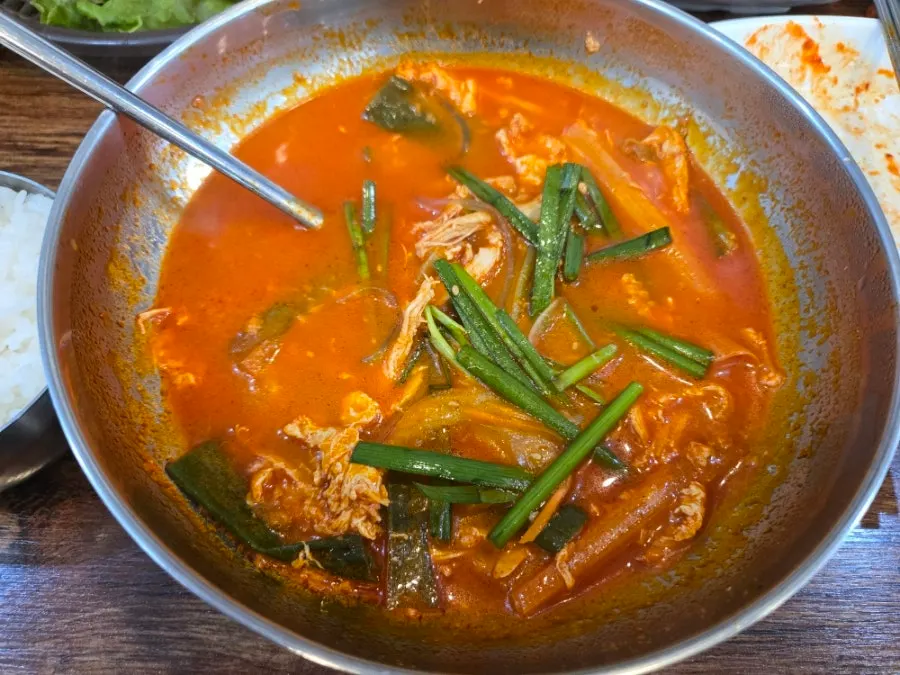 Kimchi and seasoned dried radish served with bossam